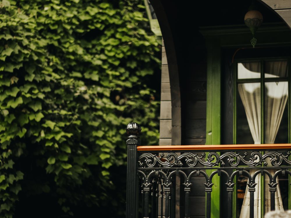 Balcon cu balustrada ornamentala din fier forjat