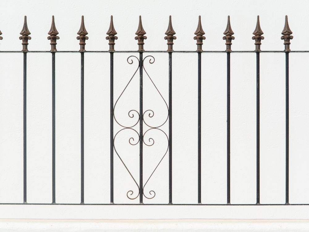 Gard metalic ornamental din fier forjat