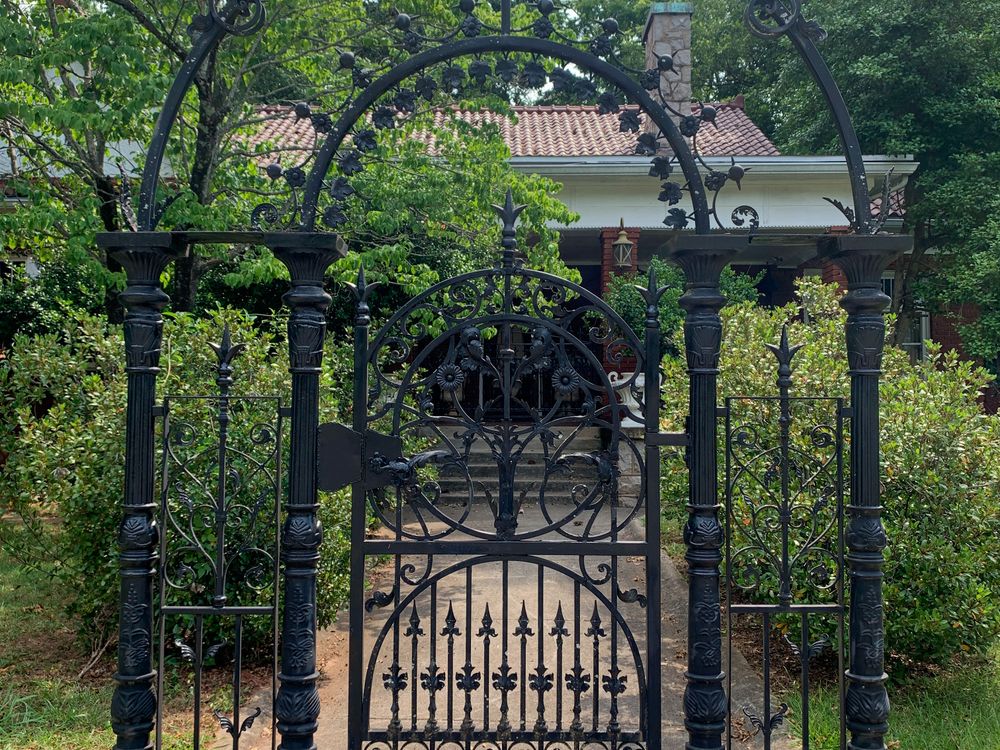 Poarta din fier forjat cu elemente decorative la o casa