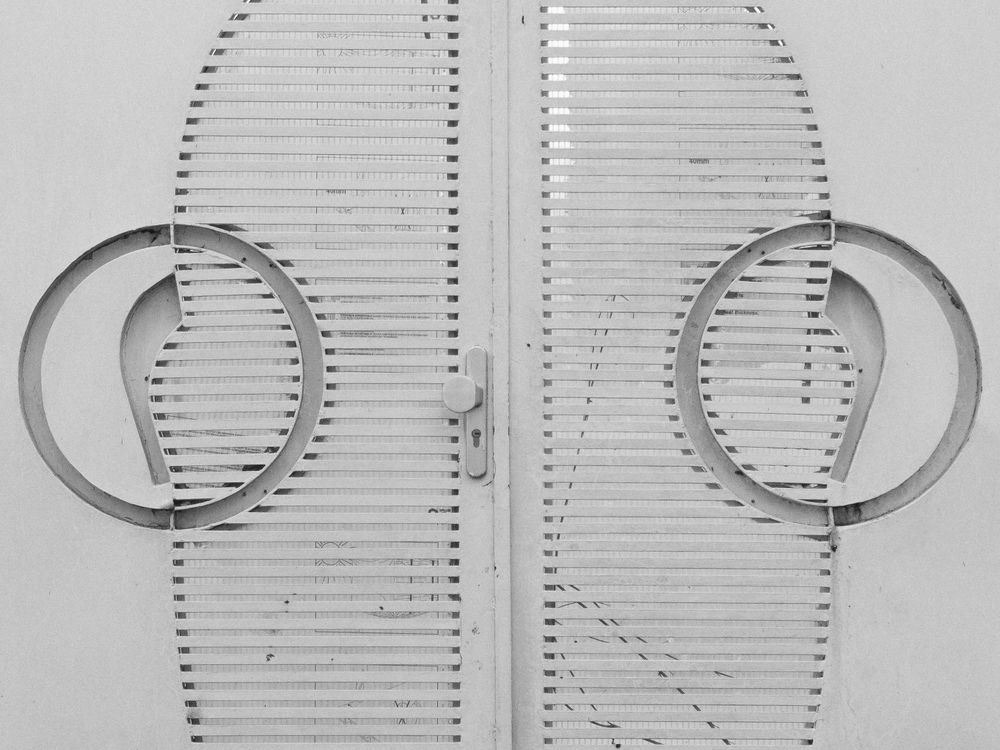 Poarta metalica moderna cu model geometric