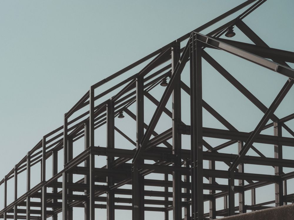 Structura metalica pentru hala in curs de montaj